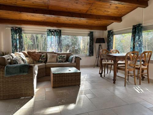 Χώρος καθιστικού στο Villa Chantebise, calme et élégance avec piscine privée