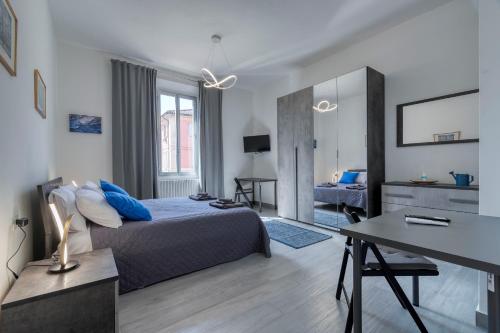 una camera d'albergo con un letto e una scrivania di Guesthouse CIVICO 233 - Stanza privata parcheggio colazione bagni condivisi a Bologna