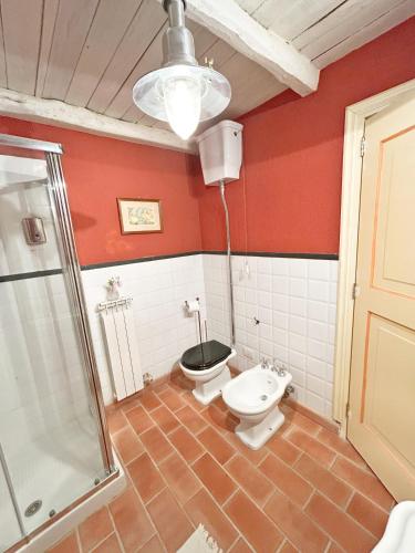 a bathroom with a toilet and a shower and a sink at Casa Valle Verde in Brugnato