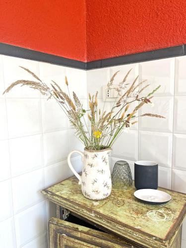 a vase with flowers on a table in a kitchen at Casa Valle Verde in Brugnato