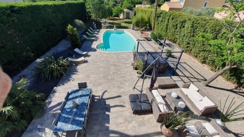 - une vue sur la piscine dans la cour dans l'établissement Entre ciel et terre, au Thor