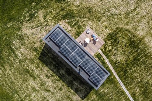 an overhead view of a solar panel on a lawn at Twente Cabin Tilligte in Tilligte