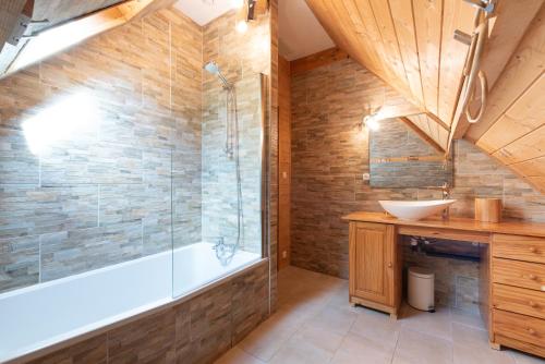a bathroom with a tub and a sink at Maison Zen dans les Pyrénées in Coarraze