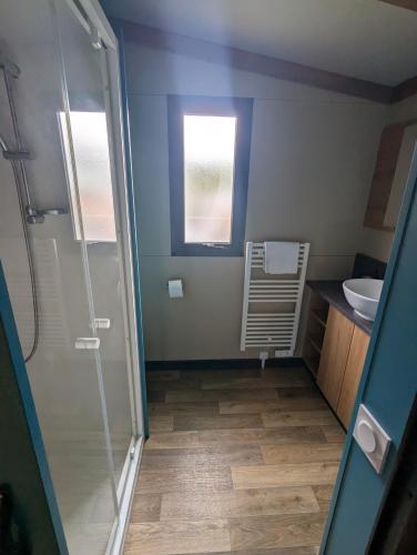 une salle de bain avec douche et lavabo dans l'établissement Magnifique Chalet, à La Teste-de-Buch