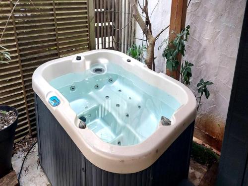 una vasca idromassaggio in cortile di Charmante maison-chalet, vélos et jacuzzi ad Arcachon