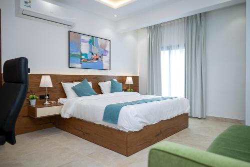 a bedroom with a large bed and a couch at شقق لافيدا الفندقية in Riyadh