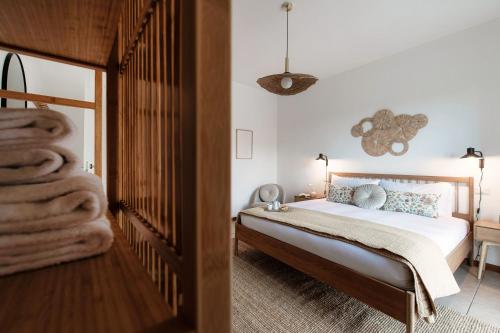 Ένα ή περισσότερα κρεβάτια σε δωμάτιο στο Moonlight - by MyHomeInComo