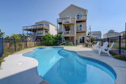 een zwembad voor een appartementencomplex bij 3739 Island Drive - Happy Ours in Thomas Landing