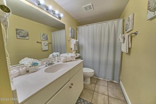 巴拿马城海滩Sunset at The Shores的带水槽、马桶和镜子的浴室