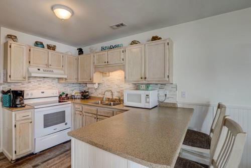 Kuchyň nebo kuchyňský kout v ubytování 3944 Island Drive - Blessings At The Beach