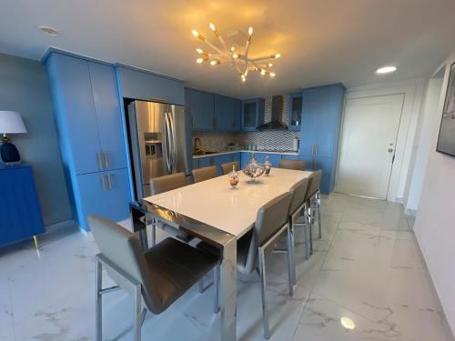 Η κουζίνα ή μικρή κουζίνα στο Luxury apartment Playa Dorada