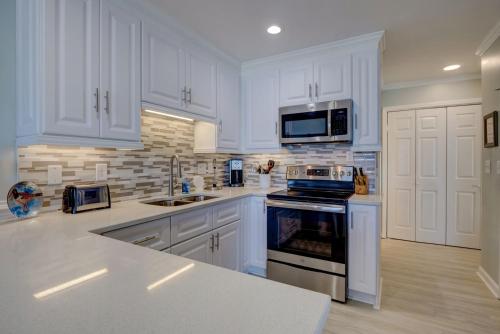 Kuchyň nebo kuchyňský kout v ubytování 3946 Island Drive - Bottoms Up