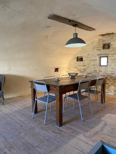 une salle à manger avec une table et des chaises en bois dans l'établissement La Maison du Papé, à Monteils