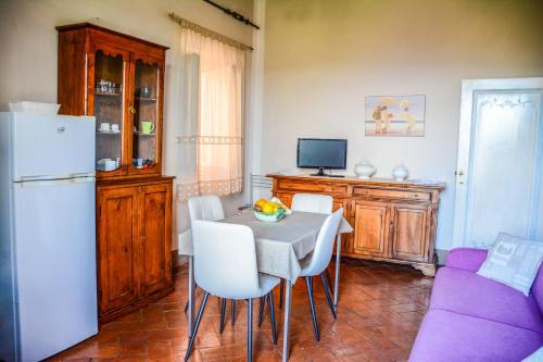 a living room with a table and a purple couch at Appartamento Santa Croce in Arezzo
