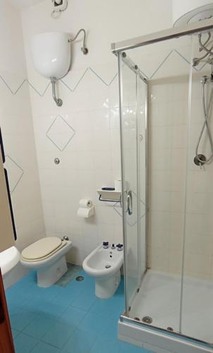 ein Badezimmer mit Dusche, Toilette und Waschbecken in der Unterkunft Casa Bugarini in Marcelli