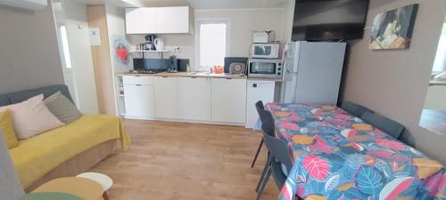 Photo de la galerie de l'établissement Oléron Mobil home climatisé tout confort 50 m de l'océan au camping cap soleil, à Saint-Denis-dʼOléron