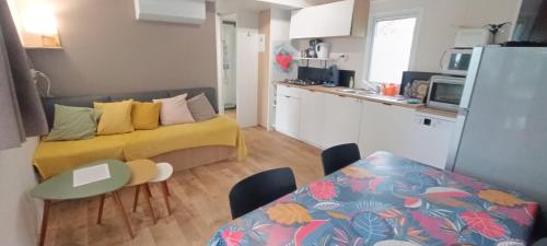 Photo de la galerie de l'établissement Oléron Mobil home climatisé tout confort 50 m de l'océan au camping cap soleil, à Saint-Denis-dʼOléron