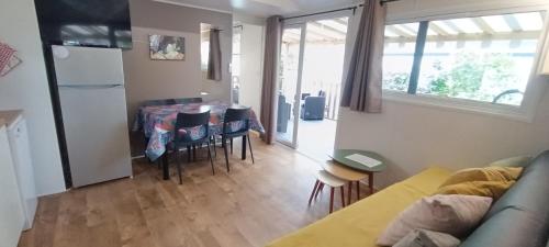 Photo de la galerie de l'établissement Oléron Mobil home climatisé tout confort 50 m de l'océan au camping cap soleil, à Saint-Denis-dʼOléron