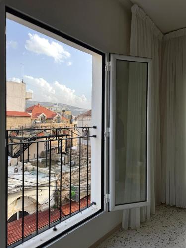 Summer Light in Batroun's Old Souksにあるバルコニーまたはテラス