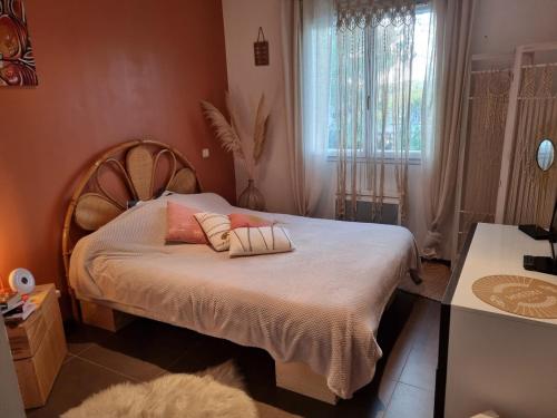 Postel nebo postele na pokoji v ubytování Appartement spacieux avec une belle loggia