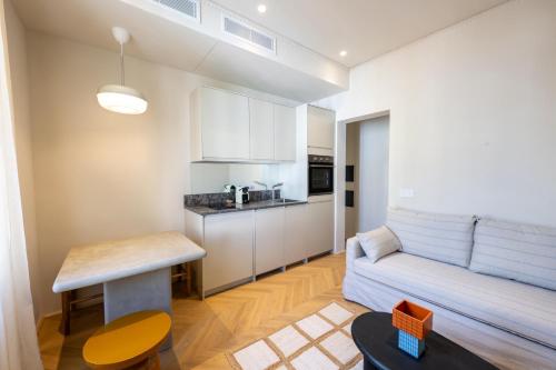 un salon avec un canapé et une table dans l'établissement 3mn Monaco - Joli appartement rénové - DK, à Beausoleil