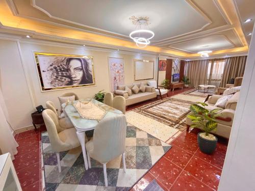 شقة فندقية امام سيتي ستارز مباشرة vip