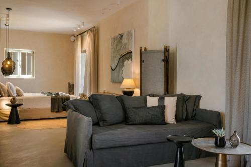 a living room with a couch and a bedroom at Ventus di Milo in Adamas