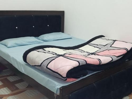 Postel nebo postele na pokoji v ubytování Rudraksh home stay and restaurant