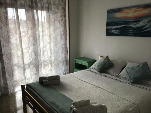 ein Schlafzimmer mit einem großen Bett mit Fenster in der Unterkunft Panorama suite-Appartamento affitto estivo in Alba Adriatica