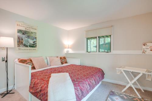 Katil atau katil-katil dalam bilik di Mtn and Lake Views Serene Wintergreen Resort Escape