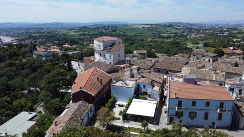 Nespecifikovaný výhled na destinaci Sirolo nebo výhled na město při pohledu z apartmánu