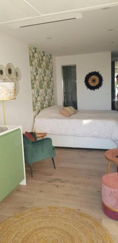 - un salon avec deux lits et une chaise dans l'établissement Studio port nature 2, au Cap d'Agde