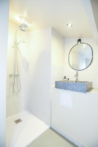 une salle de bain blanche avec un lavabo et un miroir dans l'établissement 3mn Monaco - Cosy duplex rénové - DL, à Beausoleil