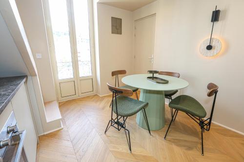 une pièce avec une table et des chaises dans une pièce dans l'établissement 3mn Monaco - Cosy duplex rénové - DL, à Beausoleil