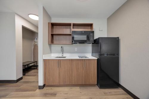 Кухня или мини-кухня в HomeStay Suites

