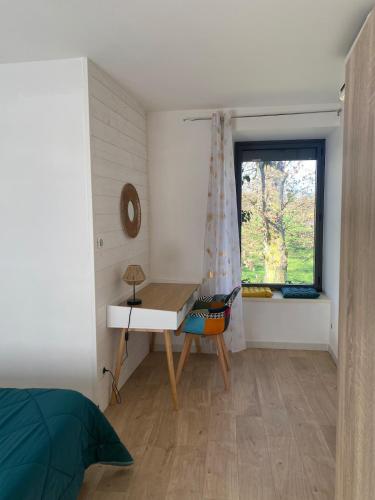 - une chambre avec un bureau et une fenêtre dans l'établissement Appartement à la campagne, à Flavin
