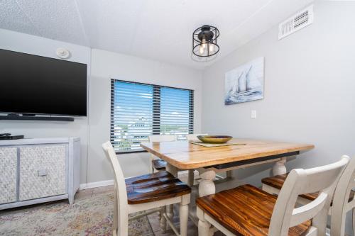 Μια τηλεόραση ή/και κέντρο ψυχαγωγίας στο Island Winds East 311 condo