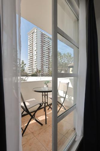 a balcony with a table and a view of a building at Hotel Boutique Trinidad in Viña del Mar