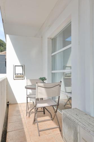 a balcony with chairs and a table on a building at Hotel Boutique Trinidad in Viña del Mar