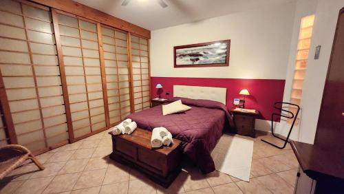 a bedroom with a bed and a desk in a room at Casa Caginia 300mqgiardinopalestra e biliardo in Tigliole