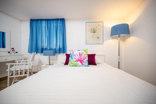 Katil atau katil-katil dalam bilik di Adorami Apartments
