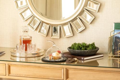 a table with a mirror and a plate of food at Killarney Royal Townhouse in Killarney