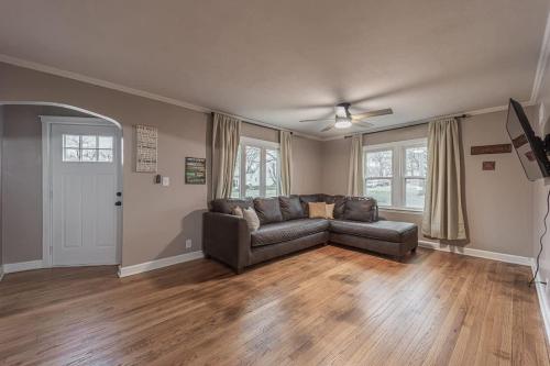 a living room with a couch and a ceiling fan at Relaxing Rockford Stay 3 br 1 bath in the heart of Northern Illinois Family Friendly in Rockford