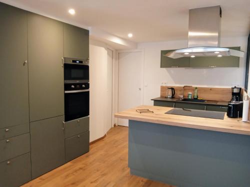 une cuisine avec un évier et une cuisinière dans l'établissement Le Crouesty résidence Bretagne Douce, piscine été, linge en option, à Arzon