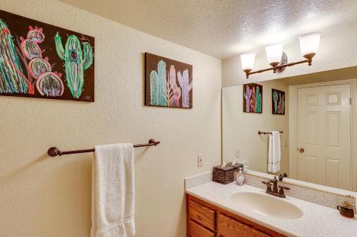 哈瓦苏湖城Island Condo with Pool Access in Lake Havasu City!的带水槽和镜子的浴室