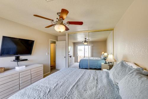 哈瓦苏湖城Island Condo with Pool Access in Lake Havasu City!的一间带床和平板电视的卧室