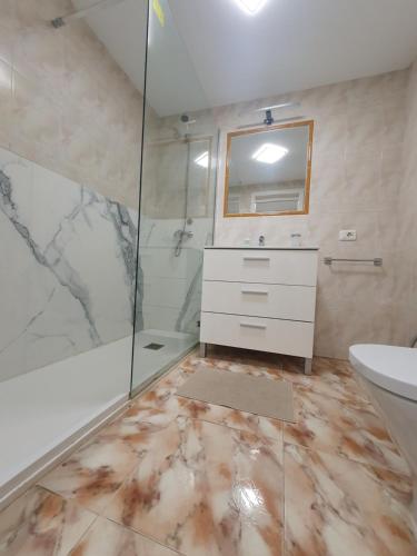 Et badeværelse på Alquilaencanarias Medano Pika Mediterraneo