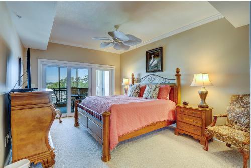 Un dormitorio con una cama y un ventilador de techo. en 403 Main Sail, en Hilton Head Island