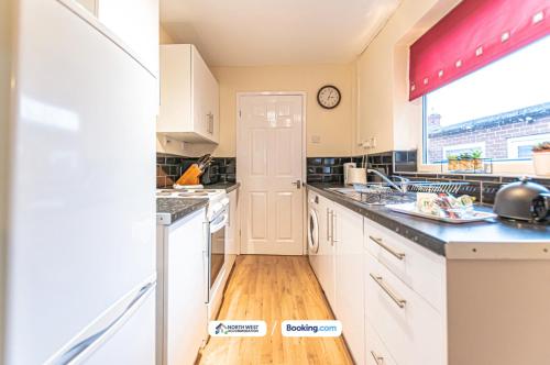 Kuchyň nebo kuchyňský kout v ubytování 2 Bedroom House in St Helens Near M6 with Free Parking