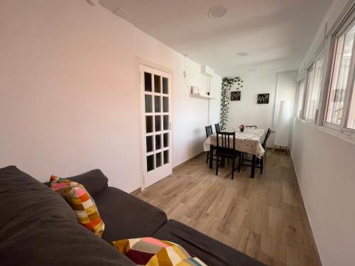 ein Wohnzimmer mit Sofa und Tisch in der Unterkunft Apartment 4 rooms Fira Barcelona in Hospitalet de Llobregat